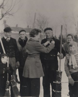 Een-opstekertje
Deze situatie speelt zich af op de Reevaart voor de Jozefschool.
Midden: Remco Versluis, Corine Versluis-Vrijhoef.
Rechts voor: Jan Siteur.
Zie ook: “ om het vriespunt “   pagina 41/42
