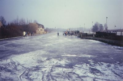Een-bijzonder-ijsjaar
IJsbaan in de Blijkpolder, terplekke achter wasserij Lamme op de sloten van fam van Leeuwen.
IJsbaan vereniging was in het rijke bezit lantaarnpalen, zodat er ´s avonds ook geschaatst kon worden.
