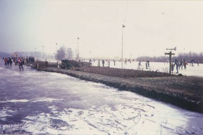Schaatsen-toen-er-nog-ijs-was
IJsperikelen op de sloten van fam . van Leeuwen, in de Blijkpolder, achter de Vaartweg
