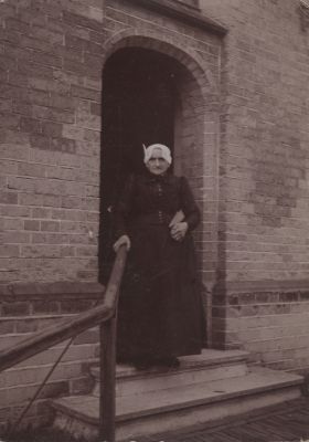 Kosteres-Wed-Dolman-van-der-Heuvel
Kosteres Wed. Dolman-van der Heuvel. Zie Werinon nr. 88
De leuning liep van de zuideruitgang tot aan de zuidertrap.
Dit ten gerieve van de freules Warin.
