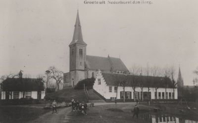 Openbare-school
Op de voorgrond de openbare school met daarachter de kerk op de heuvel.
