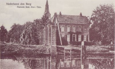Pastorie-Hervormde-Gemeente
Hek Slotlaan.
Hek gaf toegang naar de Slotlaan, de toegangsweg naar het kasteel Nederhorst.
Het hek stond tegenover de pastorie van de Nederlands Hervormde Gemeente.
