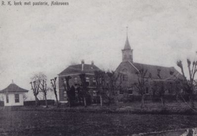 R-K-kerk-in-Ankeveen
R.K. Statiekerk met pastorie.
