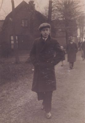 Gijs-Overes
Gijs Overes loopt op zondagmorgen naar de katholieke kerk.
Achter hem café Van der Voorn (voorheen Bak)
Trefwoorden: Dammerweg