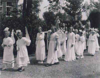 Kinderprocessie
Kinderprocessie. Vooraan links Ria Baar-Overes, rechts Corrie Stokkers (van de Kastanjelaan), 
Zie ook: Twee engeltjes, Werinon 79
Trefwoorden: RK Kerk