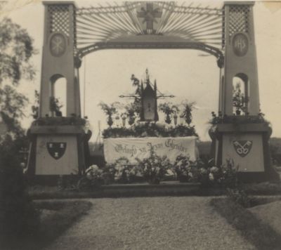 Rustaltaar-bij-R-K-Kerk
Rustaltaar in de tuin van de R.K. Kerk voor de processie.
