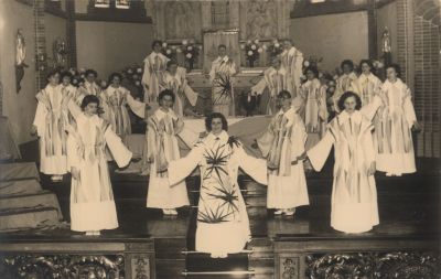 Aanbiddingsweek-RK-Kerk
vanaf het midden met de klok mee: 
1. Riet Wenneker, 2.Gerda Stalenhoef, 3. Besemer, 4. Truus Dubelaar, 5. Corrie Wenneker, 6. Blaauw, 7. Rin van Schaik, 8. Besemer, 9. Ada Smits, 10 ??, 11. Bab Bornhijm, 12. Bab Stalenhoef, 13. Voshaart, 14. Voshaart, 15. v.d. Laan, 16. Ton de Groot, 17, Trees de Groot, 18. Tilly v. Melsen
Trefwoorden: RK Kerk