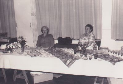 Bazaar-Hervormde-Kerk
Ka Mathezing  gehuwd Jansen  en rechts Tante Ka Hoed De foto is gemaakt in het Jeugdgebouw van de Hervormde Kerk Thans de Bergplaats genoemd
