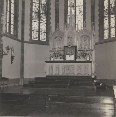Hoofdaltaar-in-de-R-K-kerk
Hoofdaltaar in de R.K. kerk aan de Dammerweg.
Trefwoorden: R.K.Kerk