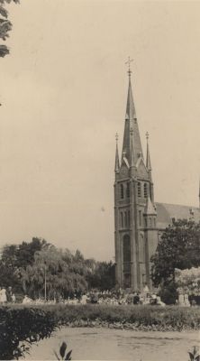 R-K-Kerk-aan-de-Reevaart
R K Kerk aan de Reevaart     Deze foto is waarschijnlijk genomen bij gelegenheid van de Priesterwijding van Leo Wenneker en Jan Besemer De kerk staat aan de Dammerweg.

