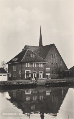 Gereformeerde-Kerk-en-Pastorie
Op de voorgrond de Reevaart ( vroeger onderdeel van de Keulse Vaart ) .
Amsterdam - Keulen via Utrecht Zederik-kanaal.
De schepen gingen dan na de Beneden-rijn over gestoken te zijn via de Waal
naar Duitsland. De schepen maakten een reis om de wereld !
Hergraven Reevaart Pilot van de Provincie N-H geworden in 2012.
