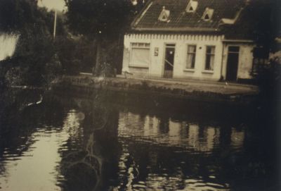 R-K-Kerk vergaderzaal
In 1992, Kapsalon Papilotte, daarvoor huis van Architect Gillissen en woninginrichter Stalenhoef.  Het gebouw behoorde vroeger aan de R. K. Kerk, waar sinds 1916 vergaderingen werden gehouden van de R. K. Volksbond. Ook wel vroeger Salmhuis genoemd.
In ± 2004 woonhuis geworden, doordat de Kapsalon naar de Kerkstraat verhuisd is
