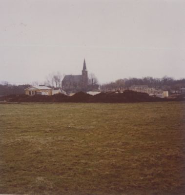 Bouwrijp-maken-grond
Bouwrijp maken van de grond voor de bouw van 400 woningen in de Horn- en Kuijerpolder.
Gezicht vanuit de Horn- en Kuijerpolder op de Willibrordkerk.
