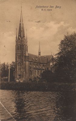 Maria-Hemelvaart-Kerk
R.K.Kerk gezien vanaf de Voorstraat
Na de Reformatie in de 16e eeuw trokken de katholieken van Nederhorst den Berg naar de gedoogde kerk in Ankeveen. In de Franse Tijd kwam er godsdienstvrijheid in Nederland. De katholieken bouwden toen in 1811 een eenvoudig kerkje aan de Voorstraat. In 1890 kon, dankzij vele grote en kleine giften, aan de Dammerweg een nieuw godshuis ingewijd worden. Architect Y. Bijvoets, een leerling van P.J.H. Cuypers, ontwierp een neogotische kerk, die de naam kreeg van H. Maria Hemelvaart. Na een grote restauratie rond 2000 staat de kerk er prachtig bij in een mooie omgeving
Trefwoorden: Maria Hemelvaart RK R.K. Kerk