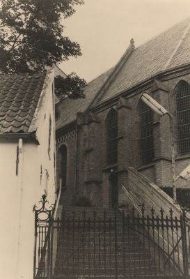 Entree-Willibrordkerk
Entree Willibrordkerk  (Prot.Gem.Nederland) 
De kerk is gebouwd op  