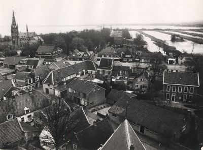 Vanuit-de-Willibrordkerk
Deze foto is genomen vanaf de Willibrordkerk.
Links op de achtergrond de R K Kerk.
Vooraan de Kerkstraat.
Daarachter zicht op de Overmeerseweg.
Erachter de Spiegelplas.
