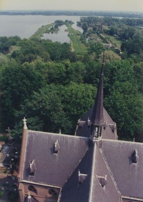Angelus-toren-RK-Kerk
Foto op de Angelus-toren vanuit de toren van de RK-kerk.
Op het eind van de akker (rechts) de molen aan het Ankeveensepad.
