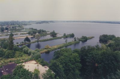 Gezicht-op-de-Spiegelpolder
Gezicht op de Spiegelpolder vanuit de toren van de RK-kerk in N.O richting. 
Voorgrond strandje van de Speeltuin.
