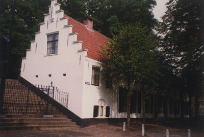 Trap-en-pand-Nederlands-Hervormde-Kerk
Aan de voet van de kerkheuvel.  Monumentale woning eigendom van de Ned. Hervormde Kerk. 
In dit pand is de eerste Openbare School begonnen.
Links een trap die leidt naar de Begraafplaats achter de Kerk.
