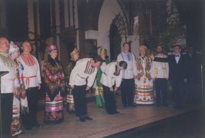 Kamerkoor-Zlatoust-in-de-RK-Kerk
Optreden van kamerkoor Zlatoust uit Moskou op 20 april 1996 in de RK-kerk. 
De heer A. A Stalenhoef begeleidt het koor als tolk  uiterst rechts achter de microfoon. 
De zangkwaliteit van het koor was buitengewoon en de aanblik van de prachtige kleding was een lust voor het oog.
