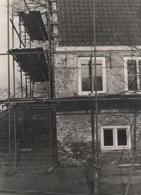 Restauratie-woning
Restauratie zeer oude woning, gebouwd tegen “Den Berg” naast de toegangstrap van de Willibrordkerk.
