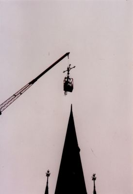 Restauratie-katholieke-kerk
Kruisafname en Mariakroon worden naar beneden gehaald tijdens de restauratie van de kerk.
