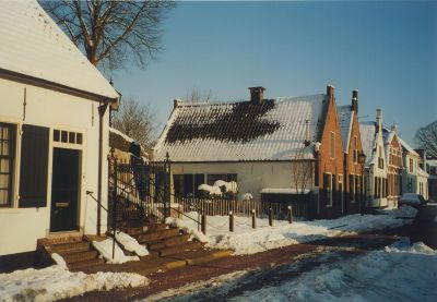 Kerkstraat
Links het huis van de koster. De laatste koster die er gewoond heeft - Han van Asselt - heeft op de foto net 
de trap naar de Willibrordkerk geveegd. In 2012  woonde hij nog  in het huis, waar hij nog steeds
 uitzicht op de kerk had.
