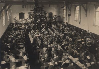 Houten-kerk-opening
Deze kaart is verzonden door de fam Westerdijk en Terpstra-de Haas aan fam M Kuijers, Boter-Kaashandel te Leeuwarden
