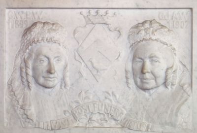Dames Warin
Plaquette van de Dames Warin.
Te vinden in de Willibrordkerk.
Zie ook Werinon 66
