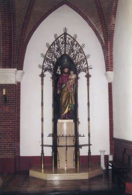 Jozefaltaar-in-de-RK-Kerk
Jozefaltaar in RK. kerk .
Altaar gerestaureerd door Rob Stalenhoef.
De foto is gemaakt door Jan van de Meer en beschikbaar gesteld door Gerard Baar.
