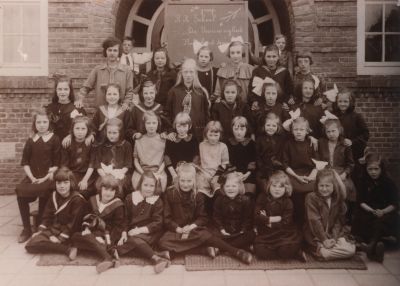 2e-klas-Jozefschool
2e klas Juffrouw Annie Tukker met haar kinderen.
Bertus Vendrig en Ben Welle houden het bord vast.
Trefwoorden: R.K.School de Voorzienigheid