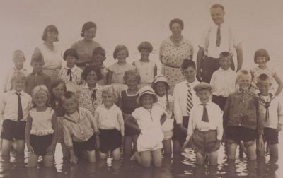 Schoolreisje
Openbare Lagere School ,2e klas Schoolreisje.
1e rij v l n r: Steven Bont-Catoetsia Oosterbroek-Henk Gons-Frits Smits-Geertje Strijbis-Wim Strijbis-
Klaas Zeeman-Jans Zeeman-Piet Zeeman.
2e rij v l n r: Nel Siewertsen-Ant Voorn Oosterbroek-Aagje Strijbis Geurt Schriek-Eibert v Diermen-Jaantje
 3e v l n r: Dirk Evers-Piet PronkAlie Voorn-JoopBouwer-Rie de Geus-Winnie Kremer Juffrouw Bosch
-Mevr v Assem-Mevr Kremer-Meester Kremer.
