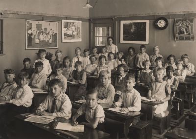 Jozefschool
De (oude) R.K. Jozefschool.
vlnr: zittend: Theo Pouw; Bep Pouw; Henk v.d Voorn; Joop van Melsen; Herman Pouw; Gerard Ineveld; Nico Kerssens; Jac.Steenmetz; Annie Smits; Alie Meyer (dijk); Emmy van Wijk; Alie Meyer (Dirk) ; Cath.Steenmetz; Corrie Hulsen; Rie Mulders; Trees Maassen; Nel Dubelaar; Dora Hageman; Annie Hulsen; Jannie Schoordijk; Cath.Scheepmaker; Stien Groenensteyn; Manus Ineveld; Kees Overes; Rick Groenensteyn; Bets Vernooy;
vlnr: staand: Albert van Benschop; Lou Kerssens; Jan Welle; Henk Galesloot; Jan Pouw; Jan Middelkoop; Bert Smits. Onderwijzeres A.M.Wiegmans.
