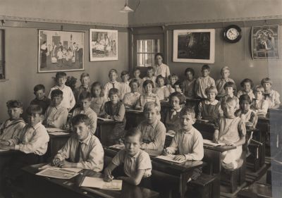 Jozefschool
Jozefschool – schooljaar 1935-1936
vlnr: zittend: Theo Pouw; Bep Pouw; Henk v.d Voorn; Joop van Melsen; Herman Pouw; Gerard Ineveld; Nico Kerssens; Jac.Steenmetz; Annie Smits; Alie Meyer (dijk); Emmy van Wijk; Alie Meyer (Dirk) ; Cath.Steenmetz; Corrie Hulsen; Rie Mulders; Trees Maassen; Nel Dubelaar; Dora Hageman; Annie Hulsen; Jannie Schoordijk; Cath.Scheepmaker; Stien Groenensteyn; Manus Ineveld; Kees Overes; Rick Groenensteyn; Bets Vernooy;
vlnr: staand: Albert van Benschop; Lou Kerssens; Jan Welle; Henk Galesloot; Jan Pouw; Jan Middelkoop; Bert Smits. Onderwijzeres A.M.Wiegmans.
