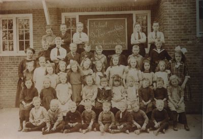 St-Jozefschool
Groep 3 R.K. Jozef School.
 1. Jan van Benschop, 2. Karel Janmaat, 3. Joop Pouw, 4. Dirk van Benschop, 5. Juf Tukker, 6. Peet Stokkers, 7. Gerard Haazen, 8. Nick Stokkers, 9. Kees de Groot, 10. Gerard van Schaik, 11. Cor v.d. Meer ( A.J.), 12. ?, 13. Jan Middelkoop, 14. Henk Haazen, 15. Kees Portengen, 16. Theo Vrijhoef, 17. Wim v. Mer, 18. Bertha Pouw, 19. Sjaan Stokkers, 20. Riek Portengen, 21. Willy Middelkoop, 22. Jans Stokkers (?), 23. Truus van Schaik, 24. ?, 25. Rie Middelkoop, 26. Ben Vrijhoef, 27. ?, 28. Nel Pouw, 29. Marie v. Mer, 30. Bertha Pouw, 31. ? , 32. ? , 33. Sjaan de Groot, 34. Truss Middelkoop (?), 35. Catrien Haazen, 36. Theo Janmaat, 38. Jan Pouw.
Trefwoorden: Zie ook : 1-47-14UITLEG