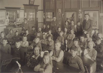School-met-de-Bijbel
School met de Bijbel.
Onderwijzers Mr v d Neut en Mr v Paaschen
