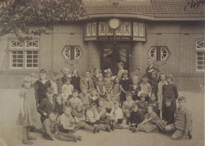 School-met-de-Bijbel
School met de Bijbel.
Schoolklas met Juf Fuchs en Meester Blok.
Trefwoorden: Schoolfoto
