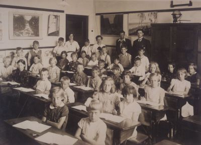 Klassenfoto-Warinschool
van voor naar achter

Eerste rij 
Anna  Roukens
Boukje v Huisstede
Trijntje Roukens
Wijnie Huisstede
Holk Ploegstra

Tweede  rij:
Otje Ploegstra
Hannie de Jong
Annie Lieverst
Lijs de Jong
Mien Verkaik
Derde rij:
Harry Udo
Arie Roukens
Jan Lieverst
Jan Termij
Kees van Huisstede
vierde rij:
onbekend
Arie Verkaik
Cors Udo
Rijk van Huisstede
Henk Lieverst
vijfde rij:
Neeltje Verkaik
Marie Snel 
Boukje Smit
onbekend
onbekend
zesde rij:
Gerrie Udo
Alie Udo
Maaike van Huisstede
Jan Veenendaal
Joop van Huisstede

staande achteraan:van links naar rechts:
Nagel
Piet Tinholt 
Juf van Emmerik
Juf de Geus
Meester van Schaik 
Meester Kalter
