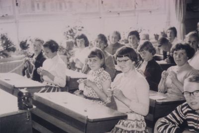 R-K-lagere-school-Jozefschool
Schoolklas R.K. lagere school Jozefschool.
Linker rij vlnr: ?? Jeanne Vendrig; Lyda Vrijhoef; Marijke Venneman; Ans Dubelaar; Joke Wiegmans; Adrie Baar; Bep Vrijhoef.
Rechter rij van voor naar achter/van links naar rechts: Truus Stolwijk; Mientje Pouw; Agnes Stalenhoef; Corrie Vrijhoef; Bep Bornhijm.
Rechts voor: Sjaak Janmaat.
Trefwoorden: schoolklas