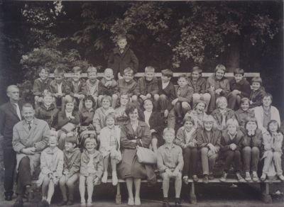 School-met-de-Bijbel-klas-4-5-6
School met de Bijbel Dammerweg, Klas 4-5-6.
Achterste rij v l n r Hans Bouwer-Jan v d Vegt-Harrie v Huisstede-Fiep Brouwer-Bert Kuik-Bert Verduin-Arie Hoetmer-Herman de Liefde-Hans Snel-Joke Korver-Ada Scherpenhuijzen-Ineke v Huisstede-Anita Snel 2e rij v l n r Ria Willemsen-Trudie v Emmerik-Emmie v d Vegt-Ina Russchenberg-Corrie Ledder-Harrie v Hemert-Lenie Kostelijk-Dora Scherpenhuijsen-Ditje Holdinga-Hilda Korver 3e rij Marion Scherpenhuijsen-Margo Bouwer-Willie Holdinga-Carla Barmentloo-Nellie v Paaschen-Ria Kostelijk Betty Kersbergen Bovenaan zit Jantje Russenberg Meester v Paasschen-Meester de Vries-Juffrouw v Emmerik
