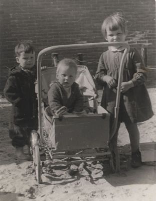 Kinderen-bij-kinderwagen
Onbekend
