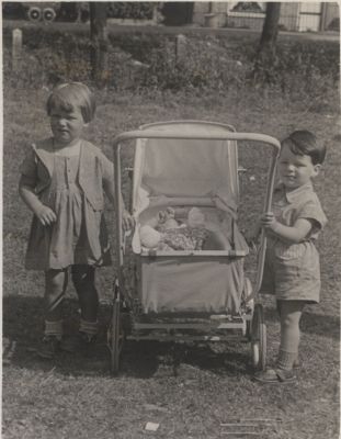 Kinderen-met-kinderwagen
Kinderen met kinderwagen
