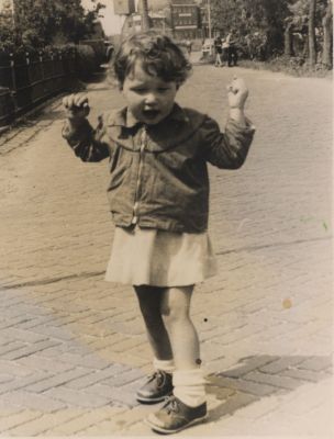 Meisje-op-straat
Meisje op straat
