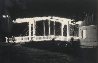 Feestverlichting-Brug
Brug over de Reevaart met volle feestverlichting
