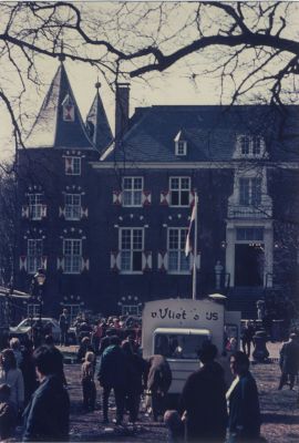 Koninginnedag
Festiviteiten rond het kasteel   t.g.v. Koninginnedag
Trefwoorden: Kasteel, Koninginnedag, ijsverkoop, feestelijkheden.