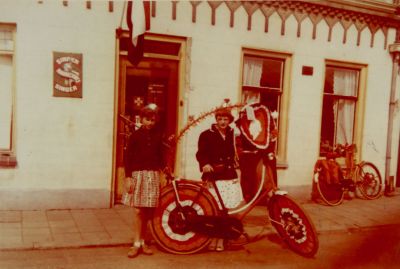 Twee-meisjes-op-koninginnedag
Koninginnedag 1960. Voor de winkel van Theo Stalenhoef , later kapsalon Papilotte , thans het woonhuis van Otto de Haan (maart 2011)
