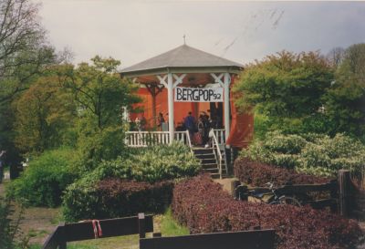 Bergpop-in-de-muziektent
Bergpop in de muziektent voor het laatst op deze plek .
Tijdens Koninginnedag het optreden van de formatie Joint Venture en Peppermania.
