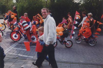 Gerard-Baar-met-zoon
Gerard Baar met zijn zoon tijdens de optocht op Koninginnedag.
Ze hebben net bij de brandweerkazerne ballonnen opgelaten
