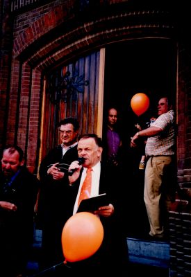 Koninginnedag-30-april-2004
Koninginnedag 30 april 2004. Toespraak van de voorzitter van de Oranjevereniging Martin Wewer.
Links vooraan Bert Nagel ,Achter Bert Nagel Kees Haverkamp
