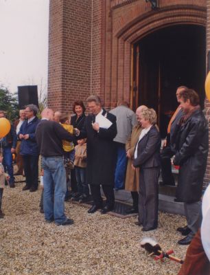 Opening-Koninginnedag
Opening Koninginnedag .
Op de van de trappen van de RK Kerk.
Vlnr. C.Haverkamp, Mevr. Bijl, Burgemeester Don Bijl,
Wethouder Loriër en Tineke van het Klooster.
In de deuropening met oranje stropdas : Martin Wewer.
